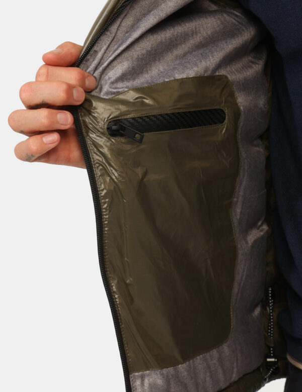 Piumino Yes Zee Verde - Piumino con cappuccio removibile, in total verde militare lucido ed interno grigio, più tasche a tag