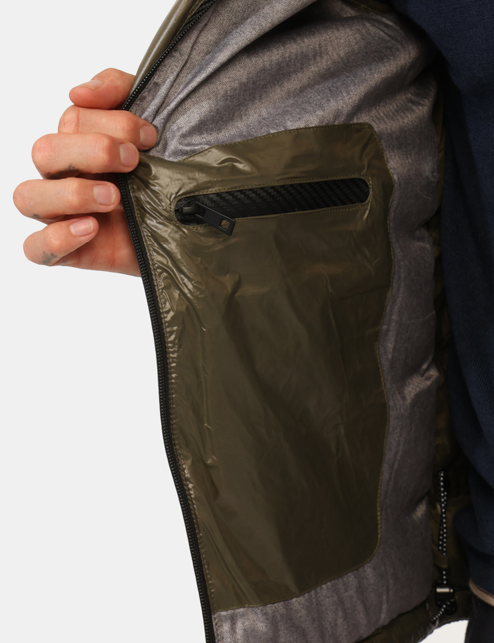 J823-B400-OA_VERDE-MILITARE_AI25_3 Piumino Yes Zee Verde - Piumino con cappuccio removibile, in total verde militare lucido ed interno grigio, più tasche a tag