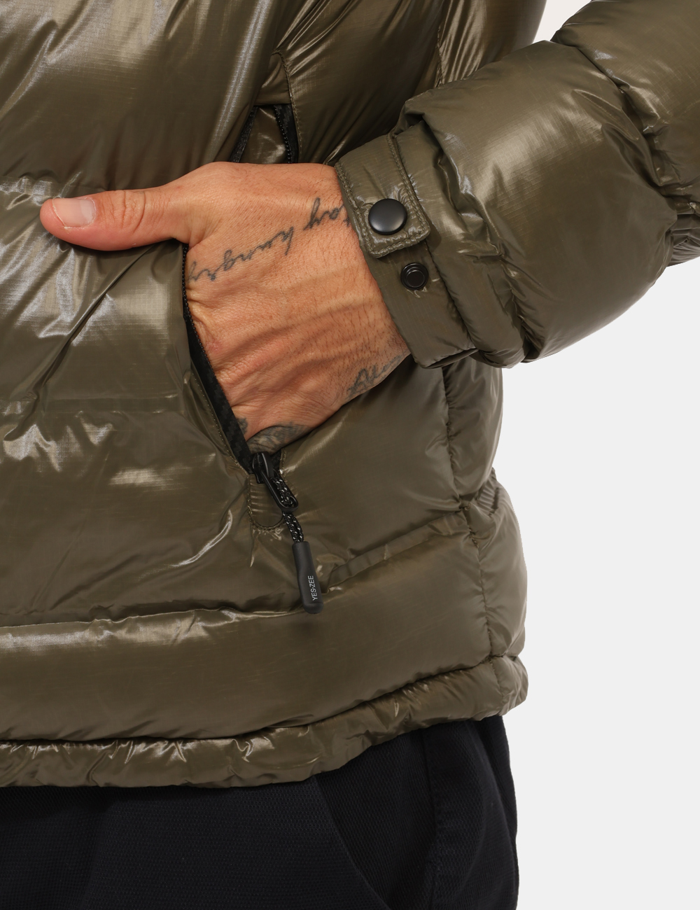 J823-B400-OA_VERDE-MILITARE_AI25_5 Piumino Yes Zee Verde - Piumino con cappuccio removibile, in total verde militare lucido ed interno grigio, più tasche a tag