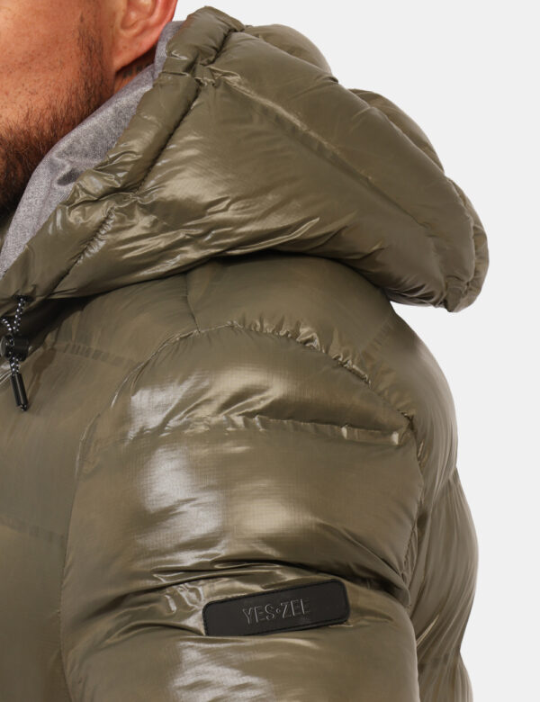 Piumino Yes Zee Verde - Piumino con cappuccio removibile, in total verde militare lucido ed interno grigio, più tasche a tag