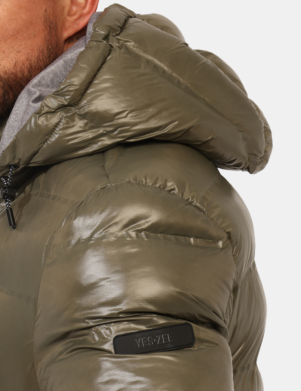 J823-B400-OA_VERDE-MILITARE_AI25_6 Piumino Yes Zee Verde - Piumino con cappuccio removibile, in total verde militare lucido ed interno grigio, più tasche a tag
