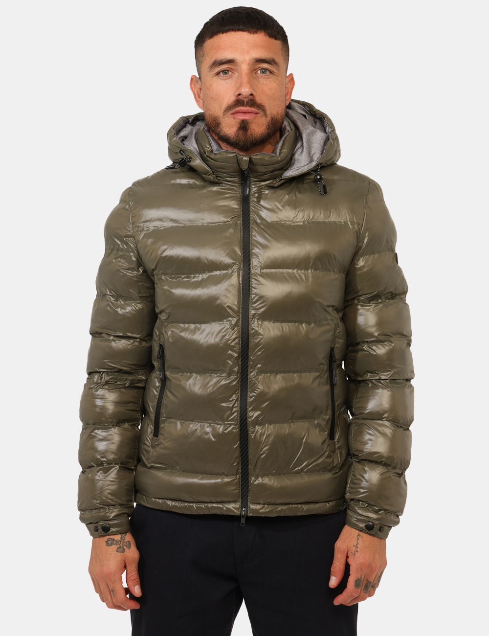 J823-B400-OA_VERDE-MILITARE_AI25_7 Piumino Yes Zee Verde - Piumino con cappuccio removibile, in total verde militare lucido ed interno grigio, più tasche a tag
