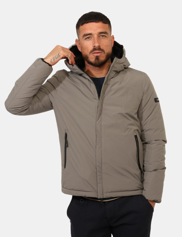 Piumino Yes Zee Grigio - Piumino con cappuccio non removibile, in total nero con interno grigio, più tasche a taglio trasver