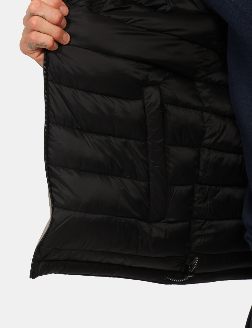 J824-B500-OA_GRIGIO_AI25_3 Piumino Yes Zee Grigio - Piumino con cappuccio non removibile, in total nero con interno grigio, più tasche a taglio trasver