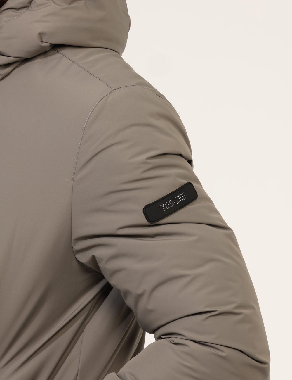 J824-B500-OA_GRIGIO_AI25_4 Piumino Yes Zee Grigio - Piumino con cappuccio non removibile, in total nero con interno grigio, più tasche a taglio trasver