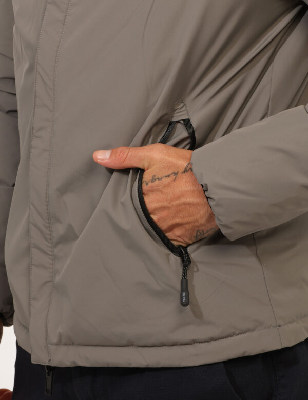 Piumino Yes Zee Grigio - Piumino con cappuccio non removibile, in total nero con interno grigio, più tasche a taglio trasver