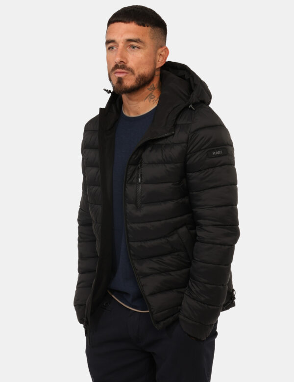 Piumino Yes Zee Nero - Piumino con cappuccio non removibile, in total nero, più tasche a taglio trasversale. La vestibilità