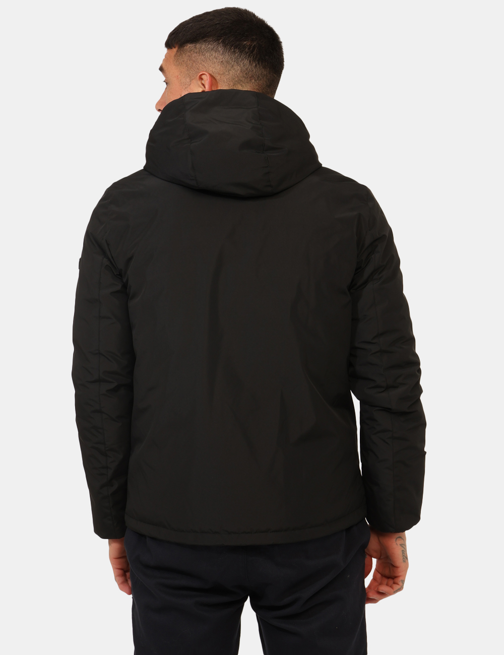 J824-B500-OA_NERO_AI25_2 Piumino Yes Zee Nero - Piumino con cappuccio non removibile, in total nero, più tasche a taglio trasversale. La vestibilità