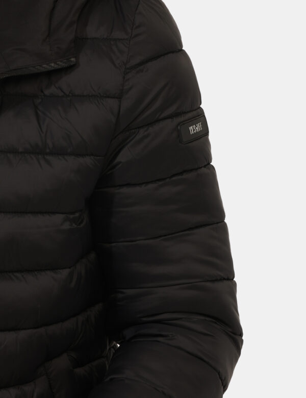 Piumino Yes Zee Nero - Piumino con cappuccio non removibile, in total nero, più tasche a taglio trasversale. La vestibilità