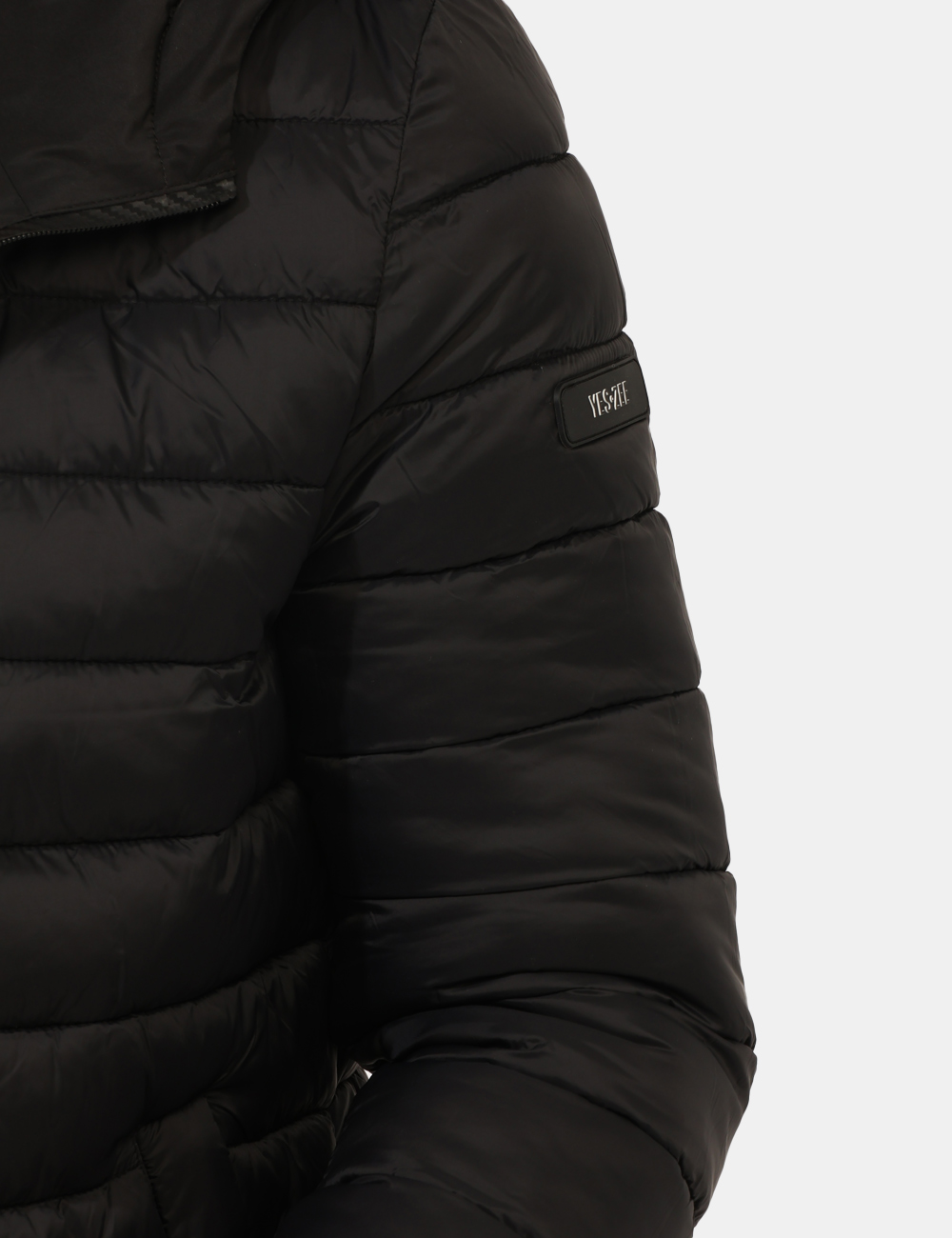 J824-B500-OA_NERO_AI25_3 Piumino Yes Zee Nero - Piumino con cappuccio non removibile, in total nero, più tasche a taglio trasversale. La vestibilità