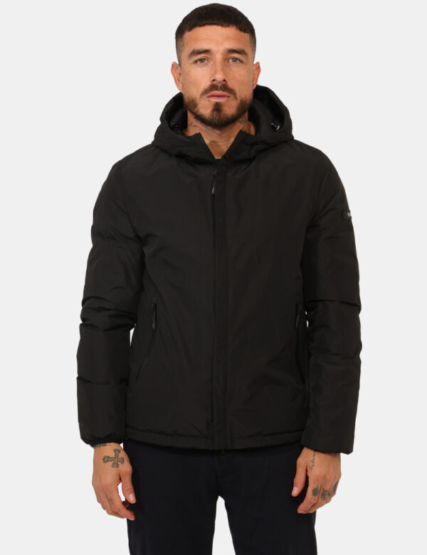 Piumino Yes Zee Nero - Piumino con cappuccio non removibile, in total nero, più tasche a taglio trasversale. La vestibilità