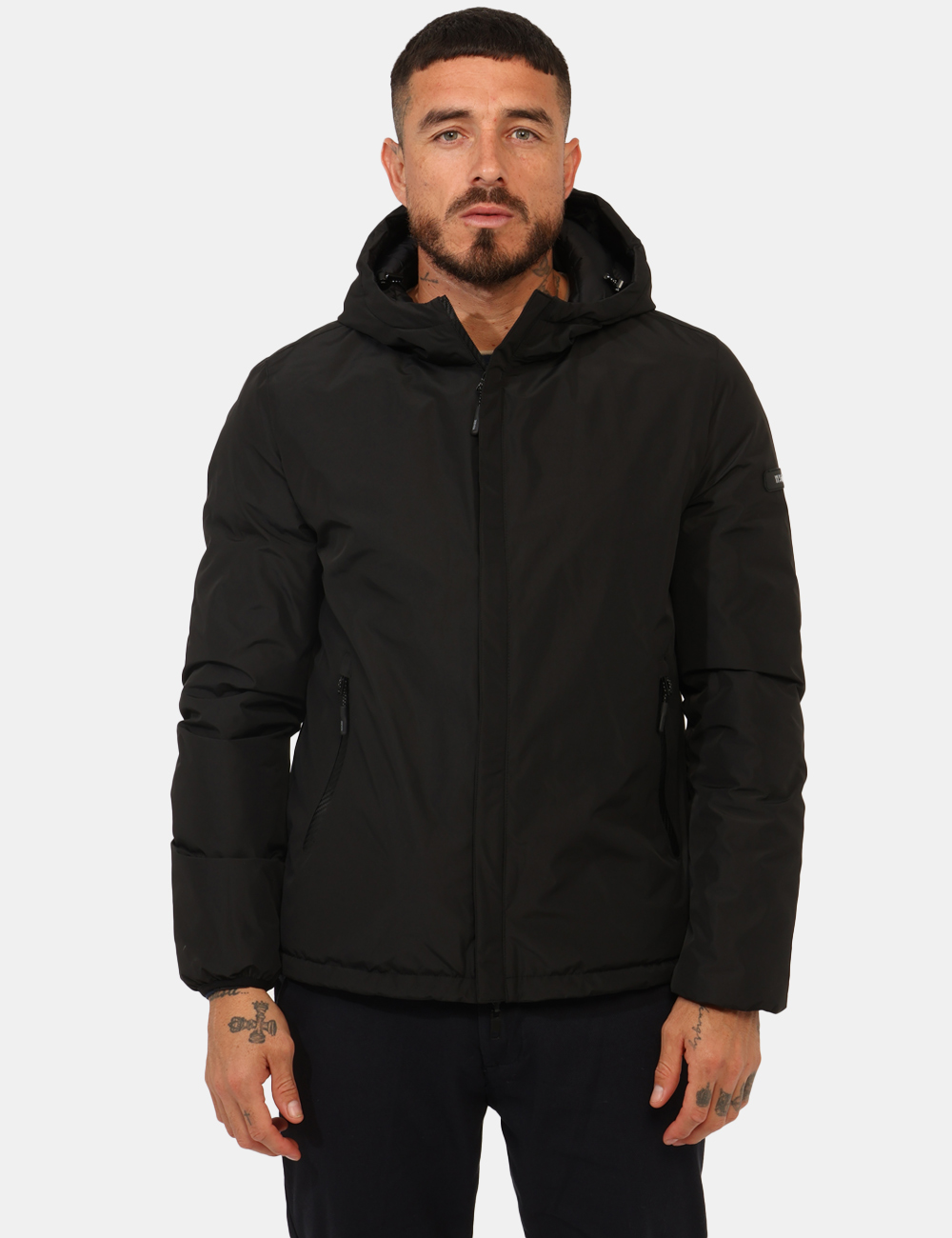 J824-B500-OA_NERO_AI25_6 Piumino Yes Zee Nero - Piumino con cappuccio non removibile, in total nero, più tasche a taglio trasversale. La vestibilità
