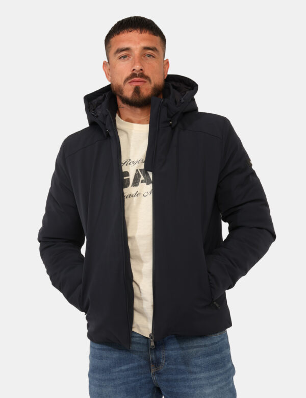 Giacca Yes Zee Blu - Piumino corto con cappuccio rimovibile. Vestibilità ridotta.Cod. art. J834 NM00 OAVi ricordiamo che tut