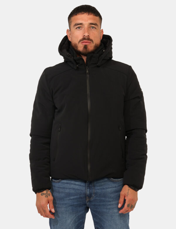 Giacca Yes Zee Nero - Piumino corto con cappuccio rimovibile. Vestibilità ridotta.Cod. art. J834 NM00 OAVi ricordiamo che tu