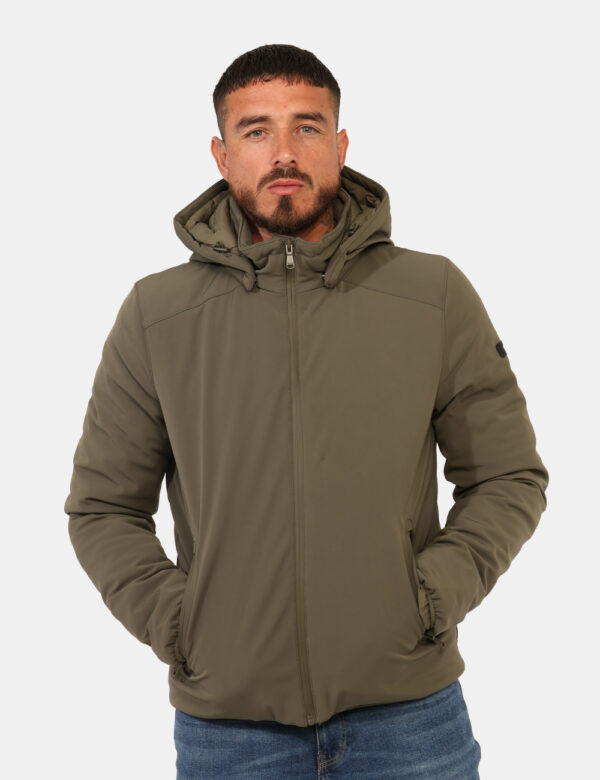 Giacca Yes Zee Verde - Piumino corto con cappuccio rimovibile. Vestibilità ridotta.Cod. art. J834 NM00 OAVi ricordiamo che t