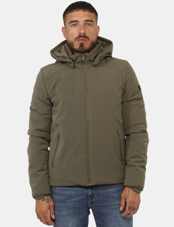 Giacca Yes Zee Verde - Piumino corto con cappuccio rimovibile. Vestibilità ridotta.Cod. art. J834 NM00 OAVi ricordiamo che t