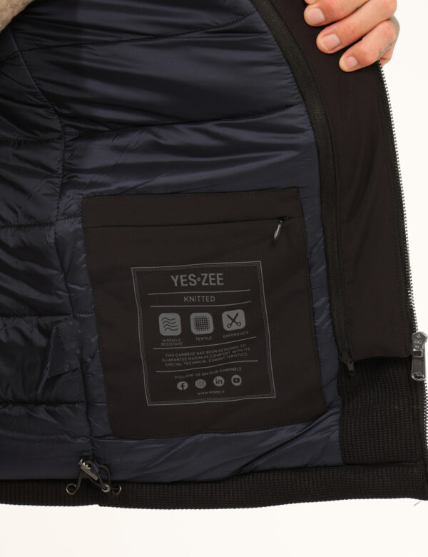 Giacca Yes Zee Nero - Giacca in tessuto pesante, con cappuccio, in total nero con tasche a taglio trasversale. La vestibilit