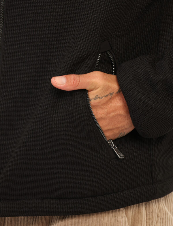 Giacca Yes Zee Nero - Giacca in tessuto pesante, con cappuccio, in total nero con tasche a taglio trasversale. La vestibilit