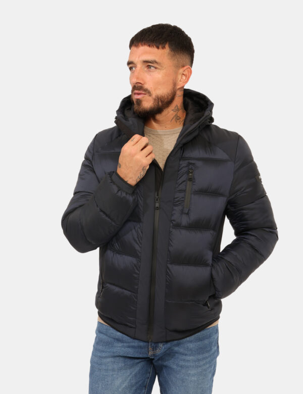 Piumino Yes Zee Blu - Piumino con cappuccio in total blu navy, con varie tasche. La vestibilità è morbida e pratica grazie a