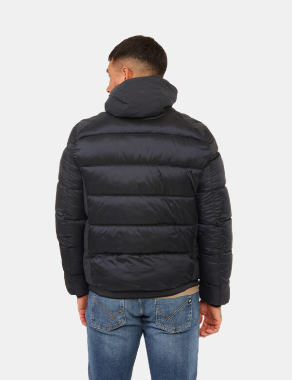 Piumino Yes Zee Blu - Piumino con cappuccio in total blu navy, con varie tasche. La vestibilità è morbida e pratica grazie a