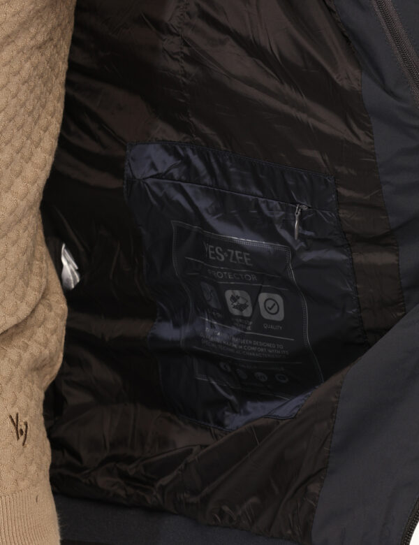 Piumino Yes Zee Blu - Piumino con cappuccio in total blu navy, con varie tasche. La vestibilità è morbida e pratica grazie a