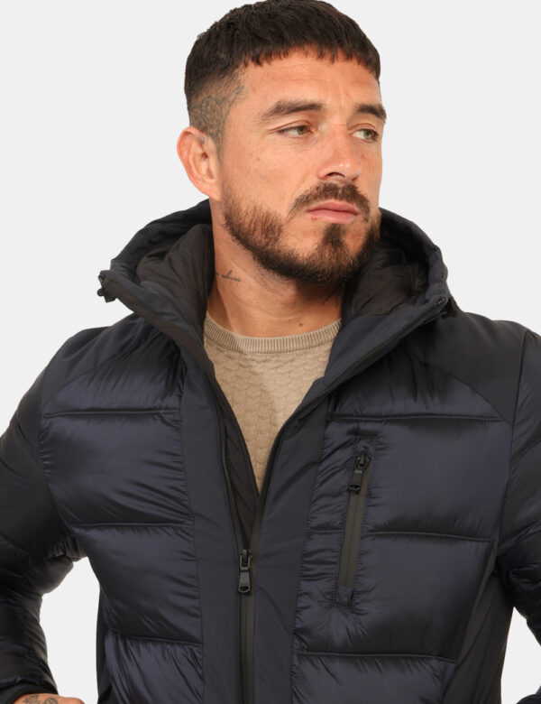 Piumino Yes Zee Blu - Piumino con cappuccio in total blu navy, con varie tasche. La vestibilità è morbida e pratica grazie a