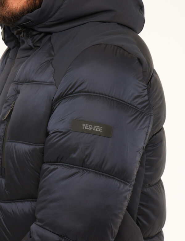 Piumino Yes Zee Blu - Piumino con cappuccio in total blu navy, con varie tasche. La vestibilità è morbida e pratica grazie a