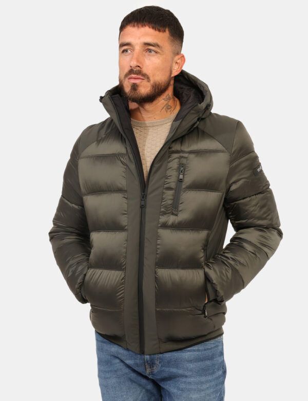 Piumino Yes Zee Verde - Piumino con cappuccio in total verde, con varie tasche. La vestibilità è morbida e pratica grazie a