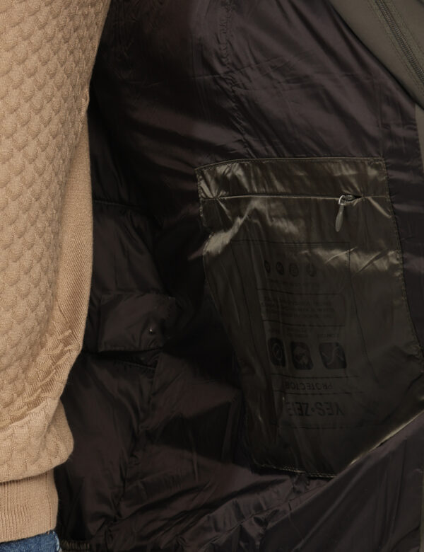 Piumino Yes Zee Verde - Piumino con cappuccio in total verde, con varie tasche. La vestibilità è morbida e pratica grazie a