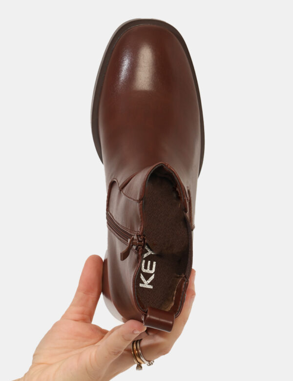 Stivaletti Keys Marrone - Elegante stivaletto in cuoio, total marrone, con tacco ampio squadrato e zip laterale che permette