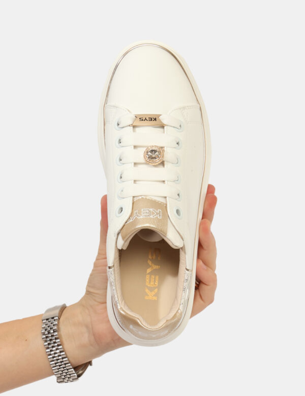 Sneakers Keys Bianco - Sneakers in cuoio e altre materie, total bianco con dettagli dorati e piccolo inserto gioiello L'indo