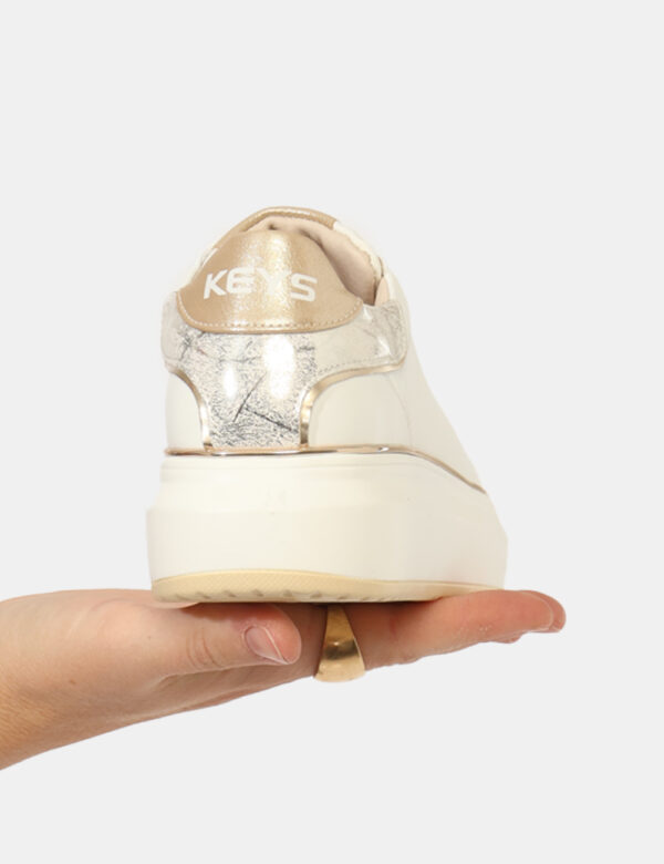Sneakers Keys Bianco - Sneakers in cuoio e altre materie, total bianco con dettagli dorati e piccolo inserto gioiello L'indo