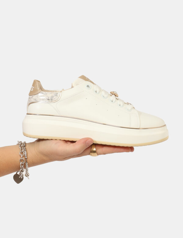 Sneakers Keys Bianco - Sneakers in cuoio e altre materie, total bianco con dettagli dorati e piccolo inserto gioiello L'indo