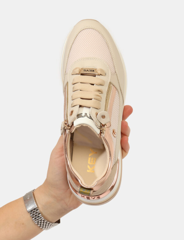 Sneakers Keys Beige - Sneakers con suola rialzata, in tessuto e cuoio total beige con dettagli e zip dorata. L'indossatura è