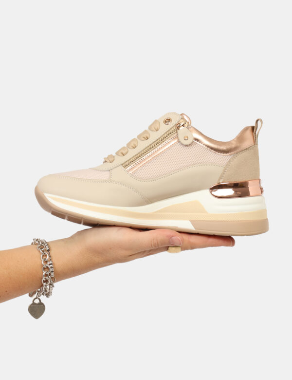 Sneakers Keys Beige - Sneakers con suola rialzata, in tessuto e cuoio total beige con dettagli e zip dorata. L'indossatura è