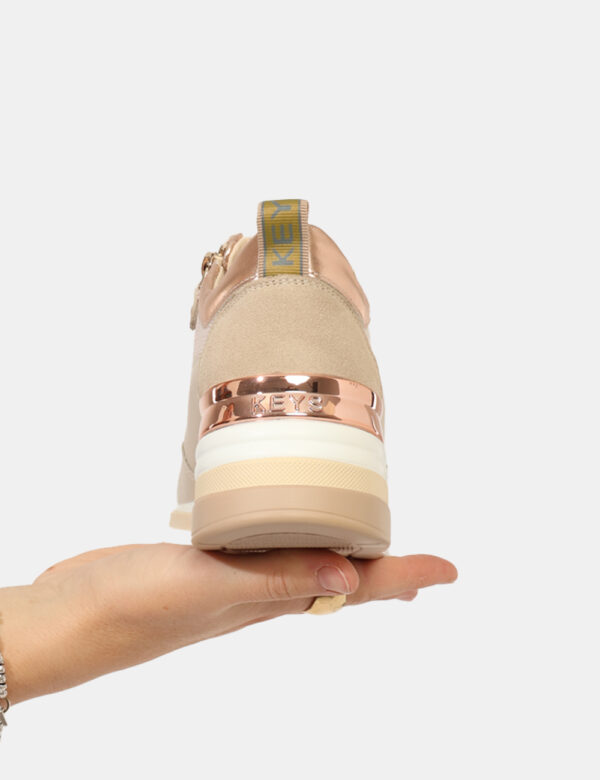 Sneakers Keys Beige - Sneakers con suola rialzata, in tessuto e cuoio total beige con dettagli e zip dorata. L'indossatura è