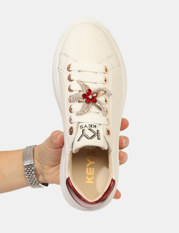 Sneakers Keys Bianco - Sneakers con suola leggermente rialzata, in cuoio total bianco con dettagli bordeaux ed inserto gioie