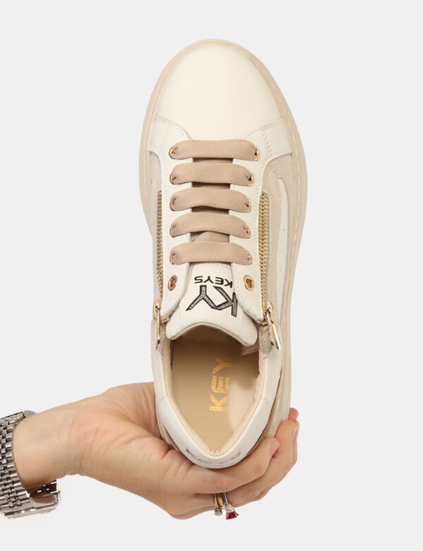 Sneakers Keys Beige - Sneakers con suola leggermente rialzata, in tessuto e cuoio total beige con dettagli e zip dorata. L'i