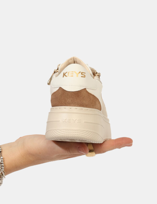 Sneakers Keys Beige - Sneakers con suola leggermente rialzata, in tessuto e cuoio total beige con dettagli e zip dorata. L'i
