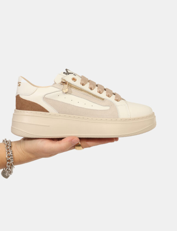 Sneakers Keys Beige - Sneakers con suola leggermente rialzata, in tessuto e cuoio total beige con dettagli e zip dorata. L'i