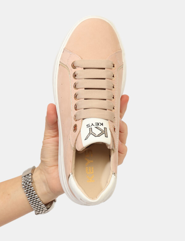 Sneakers Keys Beige - Sneakers con suola leggermente rialzata, in total beige con dettagli dorati. L'indossatura è pratica e