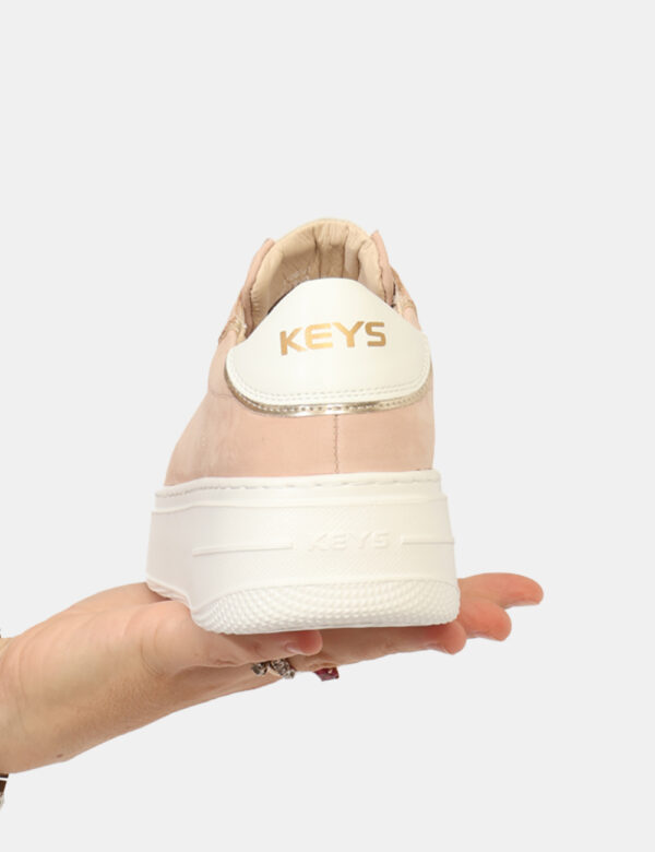 Sneakers Keys Beige - Sneakers con suola leggermente rialzata, in total beige con dettagli dorati. L'indossatura è pratica e