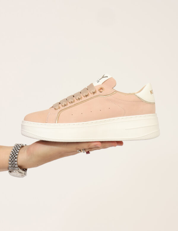Sneakers Keys Beige - Sneakers con suola leggermente rialzata, in total beige con dettagli dorati. L'indossatura è pratica e