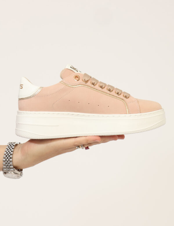 Sneakers Keys Beige - Sneakers con suola leggermente rialzata, in total beige con dettagli dorati. L'indossatura è pratica e