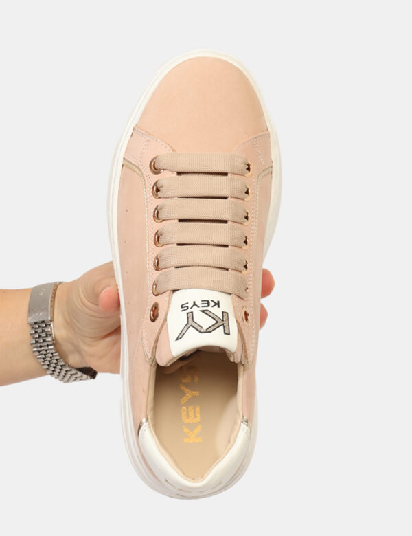Sneakers Keys Beige - Sneakers con suola leggermente rialzata, in total beige con dettagli dorati. L'indossatura è pratica e