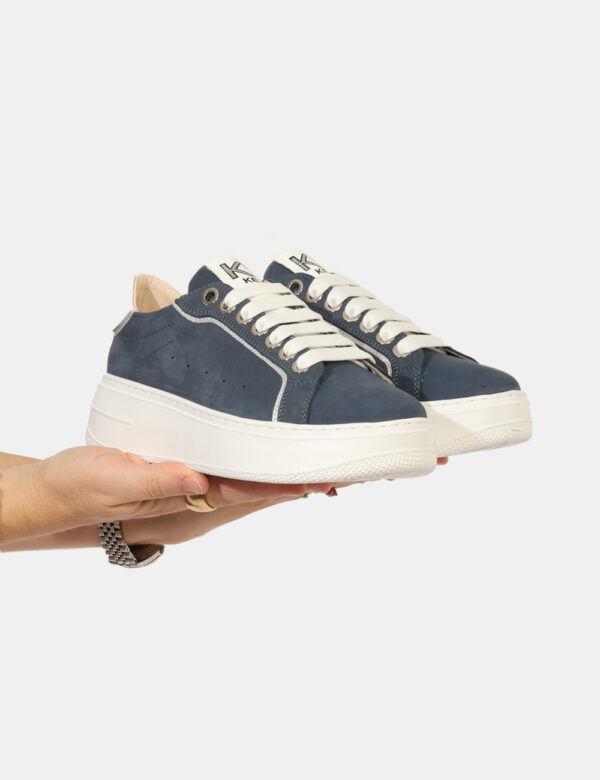 Sneakers Keys Blu - Sneakers con suola leggermente rialzata, in total blu con dettagli argentati. L'indossatura è pratica e