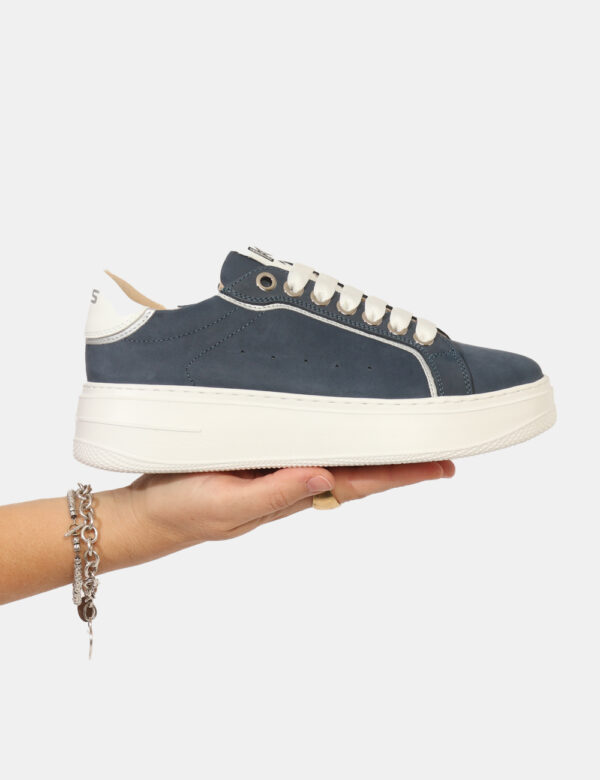 Sneakers Keys Blu - Sneakers con suola leggermente rialzata, in total blu con dettagli argentati. L'indossatura è pratica e