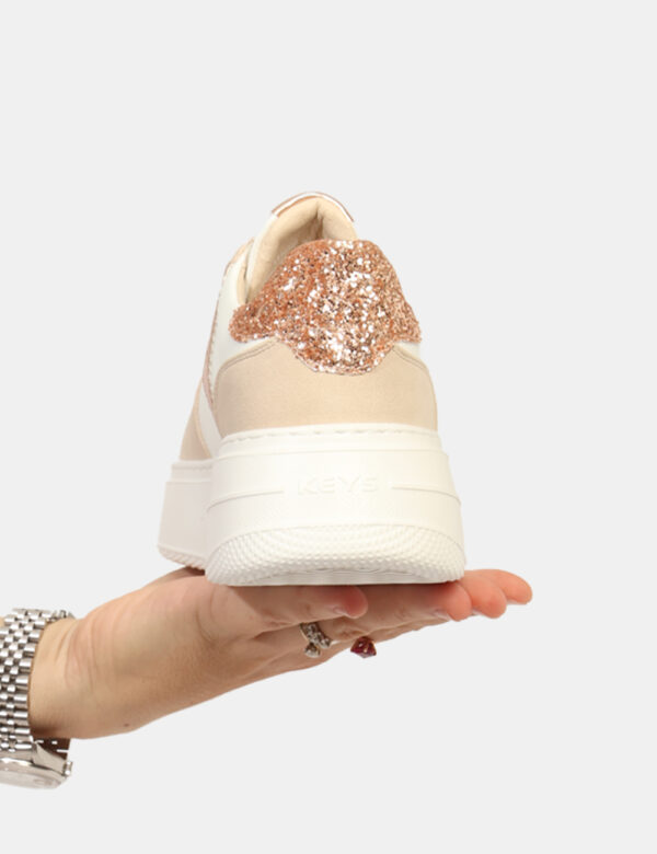 Sneakers Keys Beige - Sneakers con suola leggermente rialzata, in tessuto e cuoio total bianco/beige con dettagli dorati. L'
