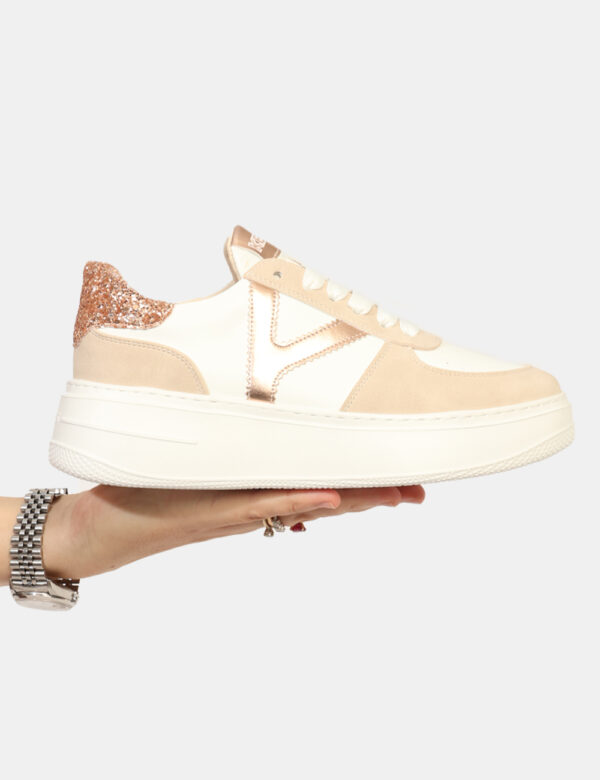 Sneakers Keys Beige - Sneakers con suola leggermente rialzata, in tessuto e cuoio total bianco/beige con dettagli dorati. L'