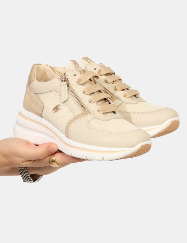 Sneakers Keys Beige - Sneakers con suola rialzata, in tessuto e cuoio total beige con dettagli e zip dorata. L'indossatura è